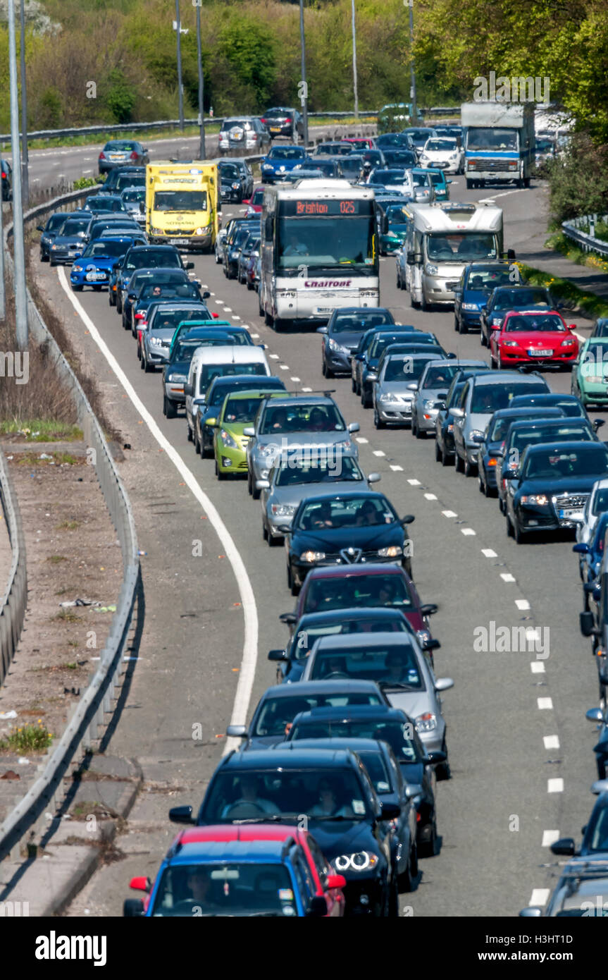 Coda di auto sulla A23 approccio a Brighton in una trafficata estati giornata". Foto Stock