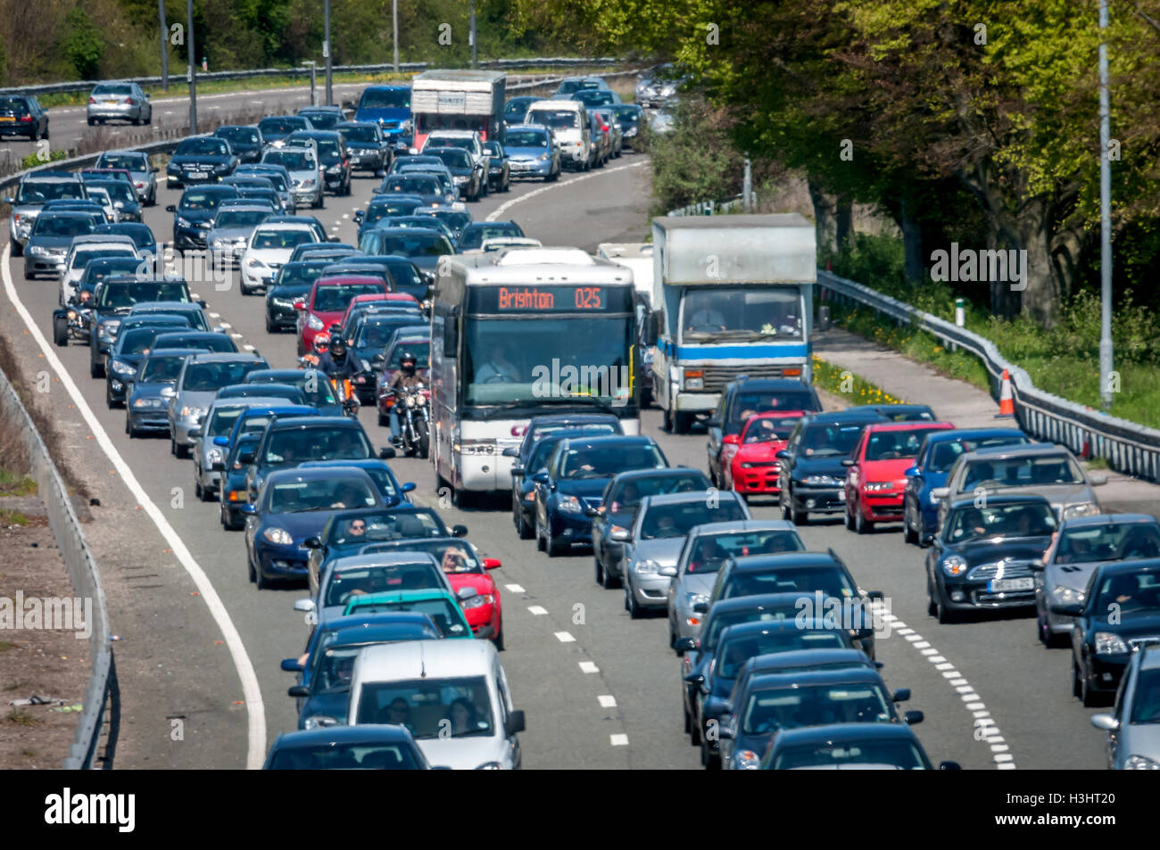 Coda di auto sulla A23 approccio a Brighton in una trafficata estati giornata". Foto Stock