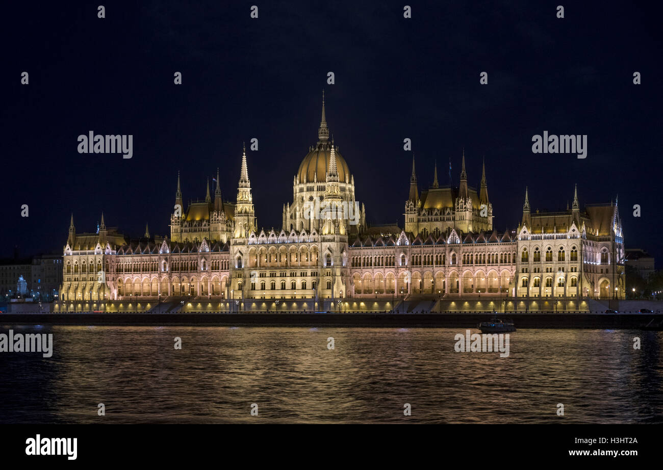 Vista sul Fiume Danubio del parlamento ungherese di notte, Budapest, Ungheria Foto Stock