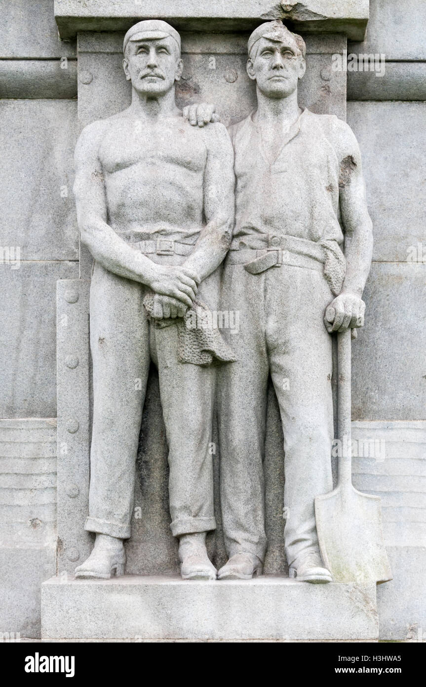 Le figure sul memoriale della sala motori eroi del Titanic. Il danno visibile è da schegge nella Seconda Guerra Mondiale. Foto Stock