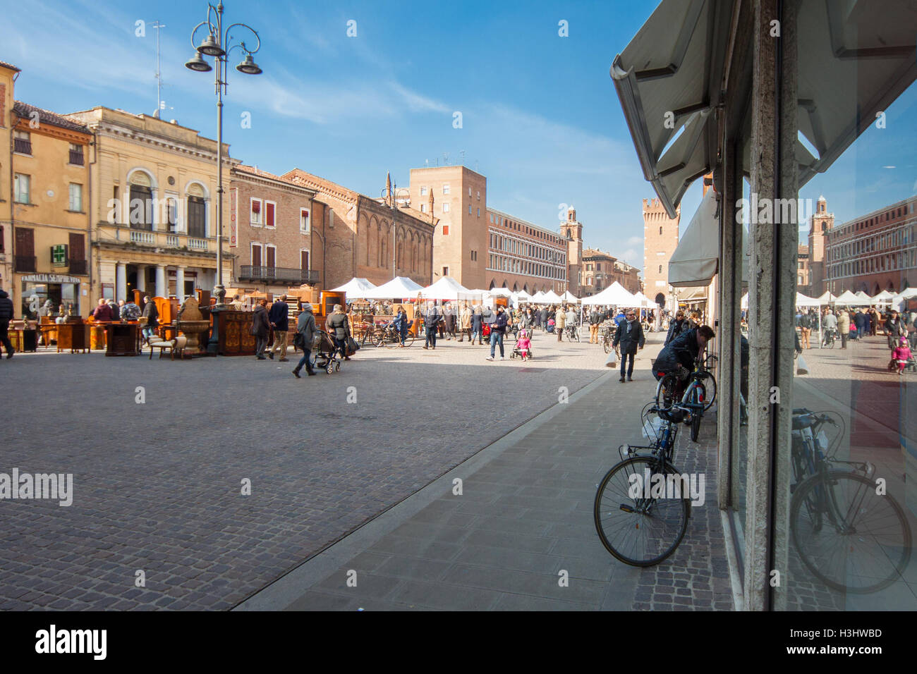 - 28 Febbraio 2015: Piazza Trento Trieste a Ferrara, Italia.mercato settimanale che ha luogo in piazza nel centro storico Foto Stock
