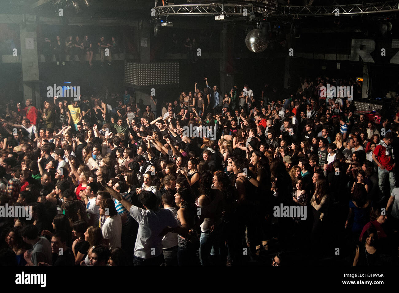 Barcellona - MAR 18: grande folla di tifosi spagnoli in attesa per un concerto presso il Razzmatazz il 13 marzo 2011 a Barcellona, Spagna. Foto Stock