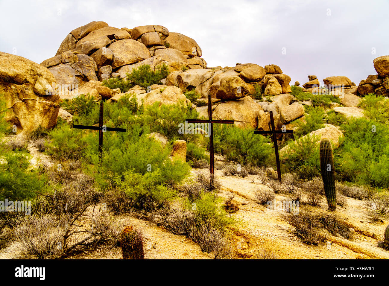 Tre croci di legno su di una collina con grandi massi in background come visto in Arizona, Stati Uniti d'America Foto Stock