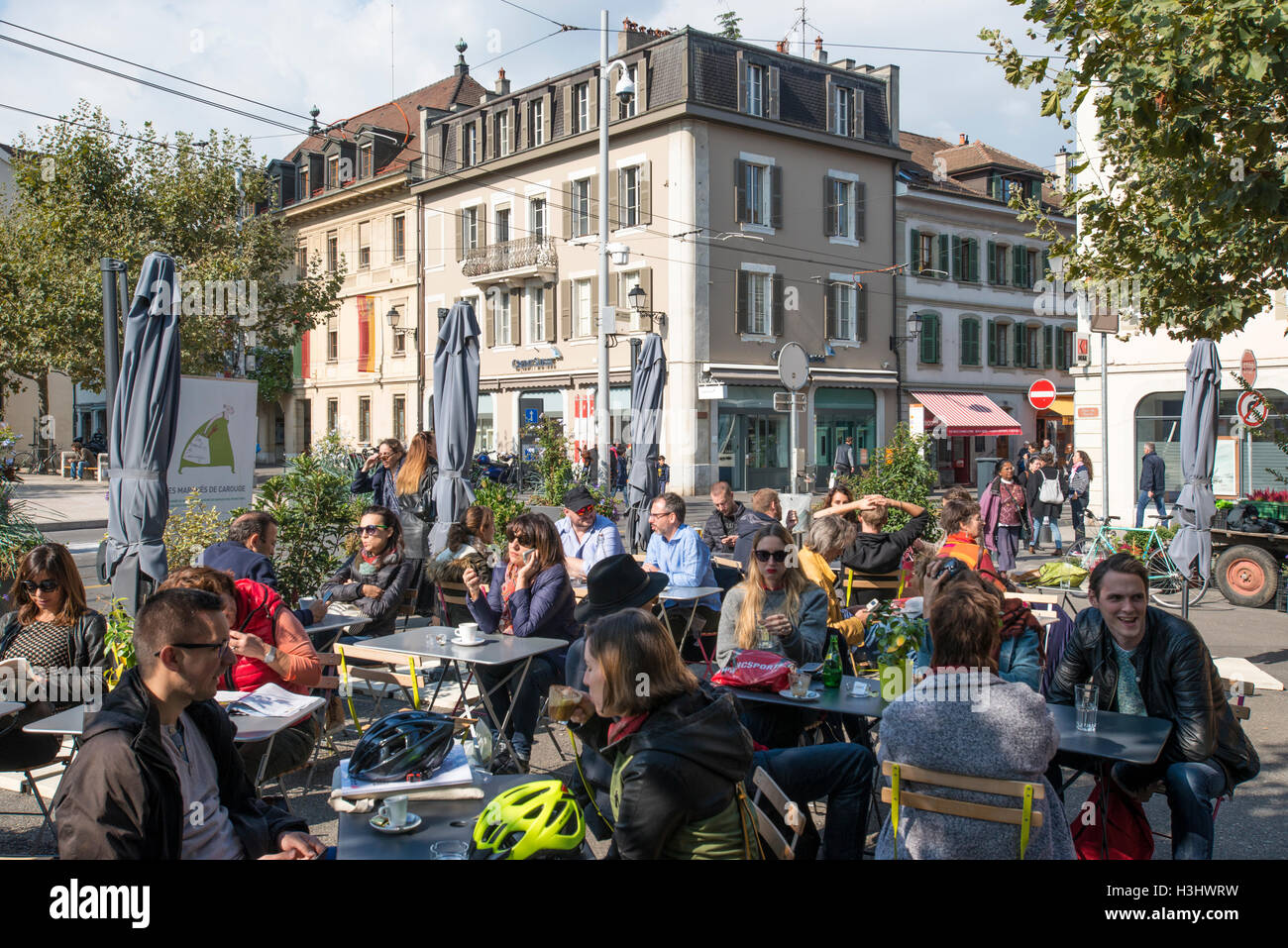 La gente seduta in una street cafe, Place du Marche a Carouge, Ginevra, Svizzera Foto Stock