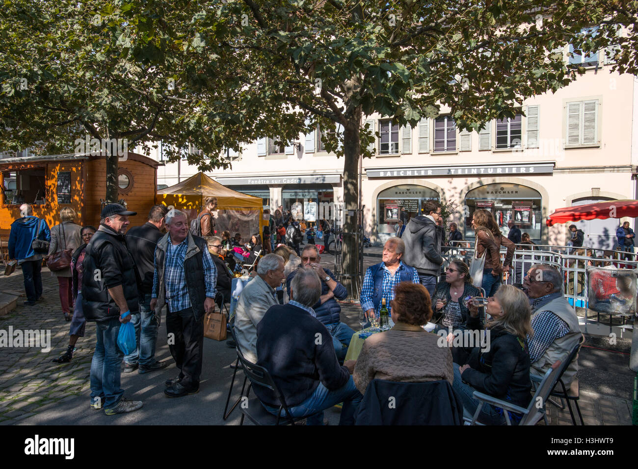 La gente seduta in una street cafe, Place du Marche a Carouge, Ginevra, Svizzera Foto Stock