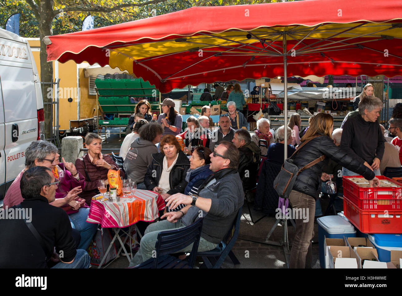 La gente seduta in una street cafe, Place du Marche a Carouge, Ginevra, Svizzera Foto Stock
