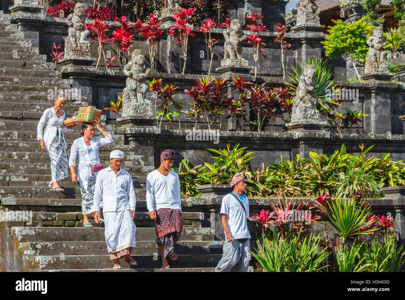 La gente nel Tempio Besakih. Bali. Indonesia asia. Foto Stock