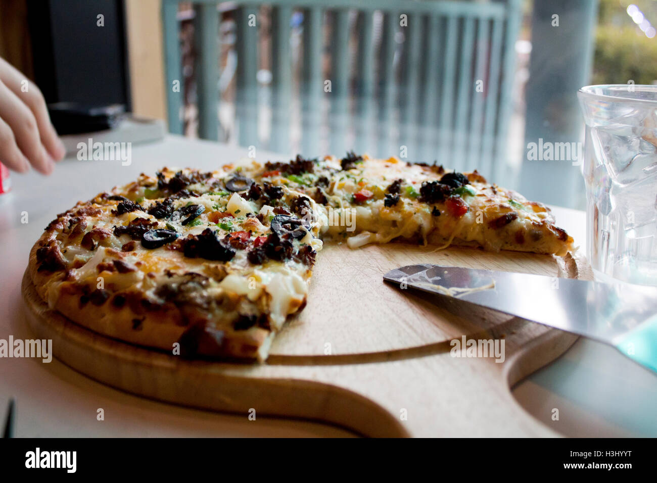 Una pizza con vari condimenti. Foto Stock