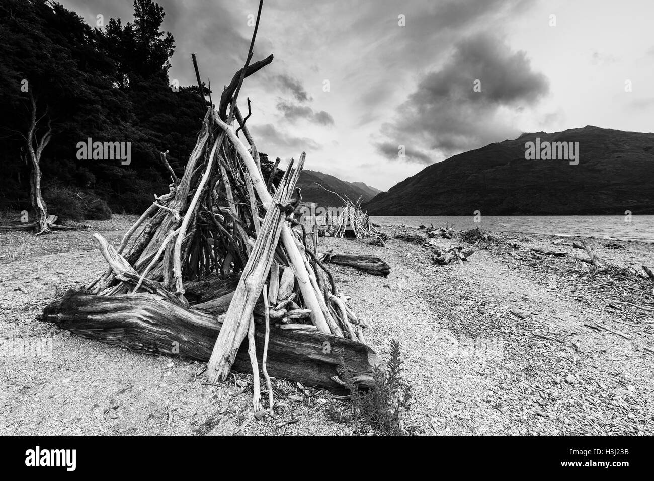 Driftwood capanne al confine Creek, Makarora, Isola del Sud, Nuova Zelanda Foto Stock