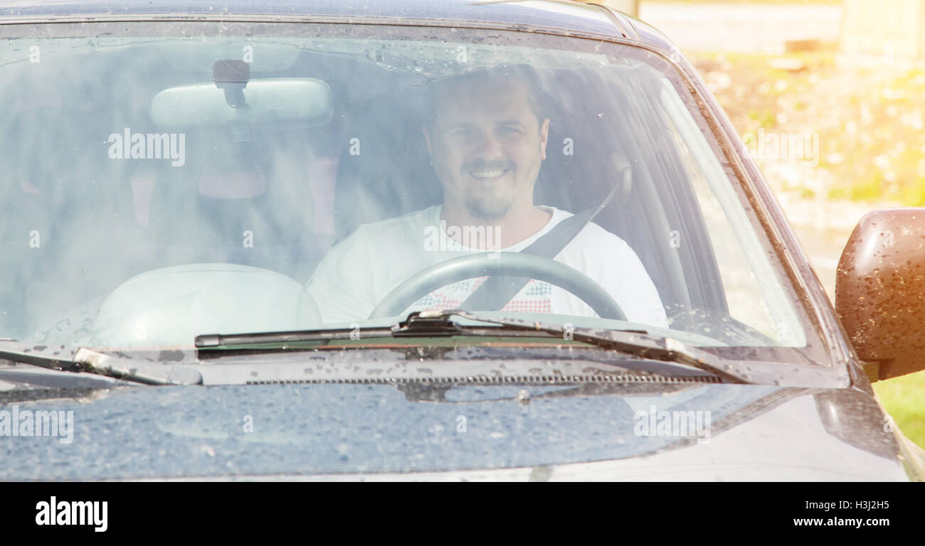 Uomo alla guida di una vettura Foto Stock
