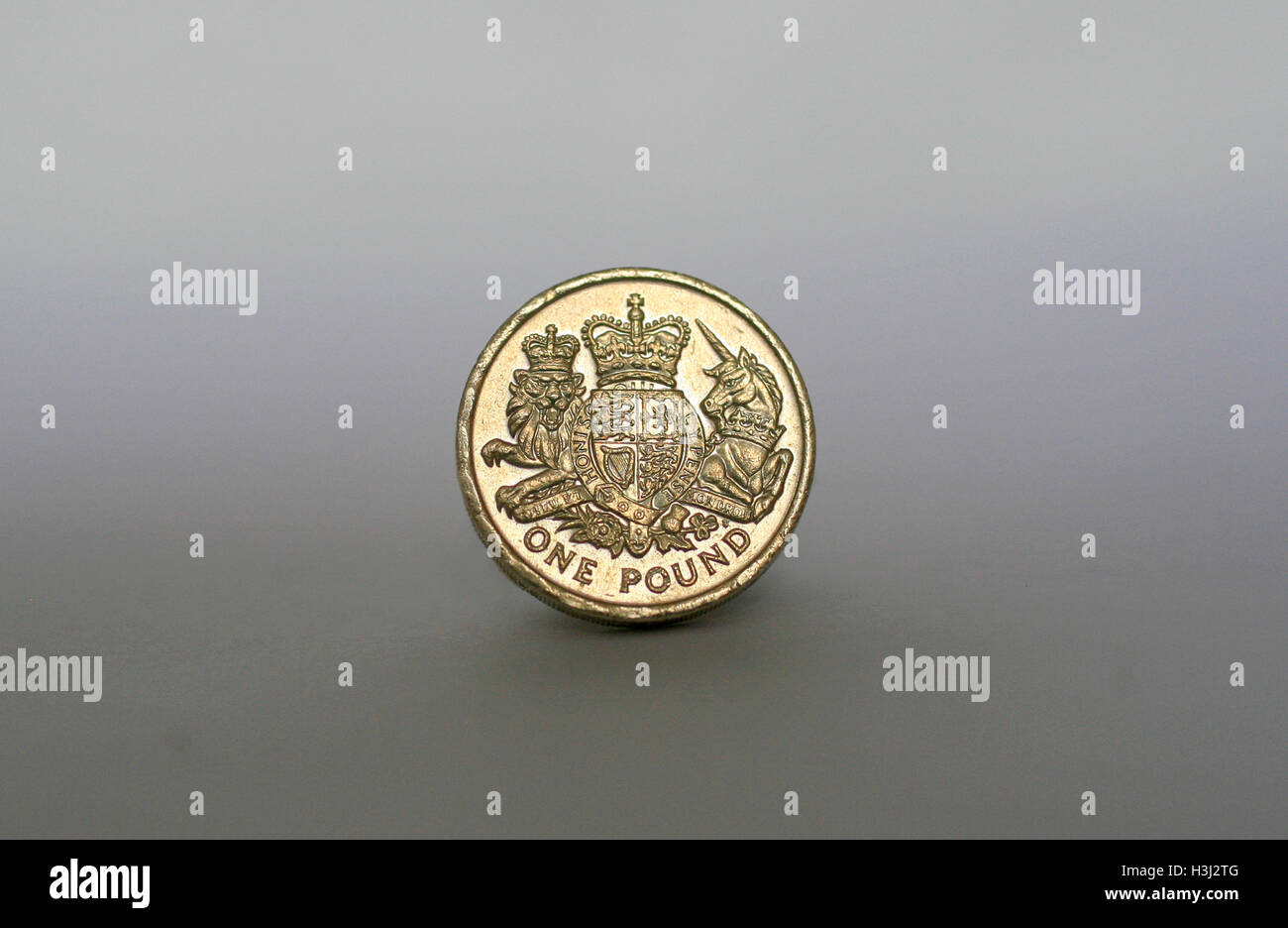 Uno britannico pound coin è visto in uno studio fotografico, a Londra, in Gran Bretagna il 9 ottobre 2016. Foto Stock