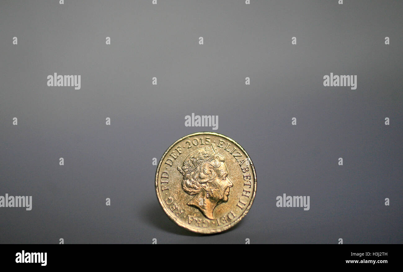 Uno britannico pound coin è visto in uno studio fotografico, a Londra, in Gran Bretagna il 9 ottobre 2016. Foto Stock
