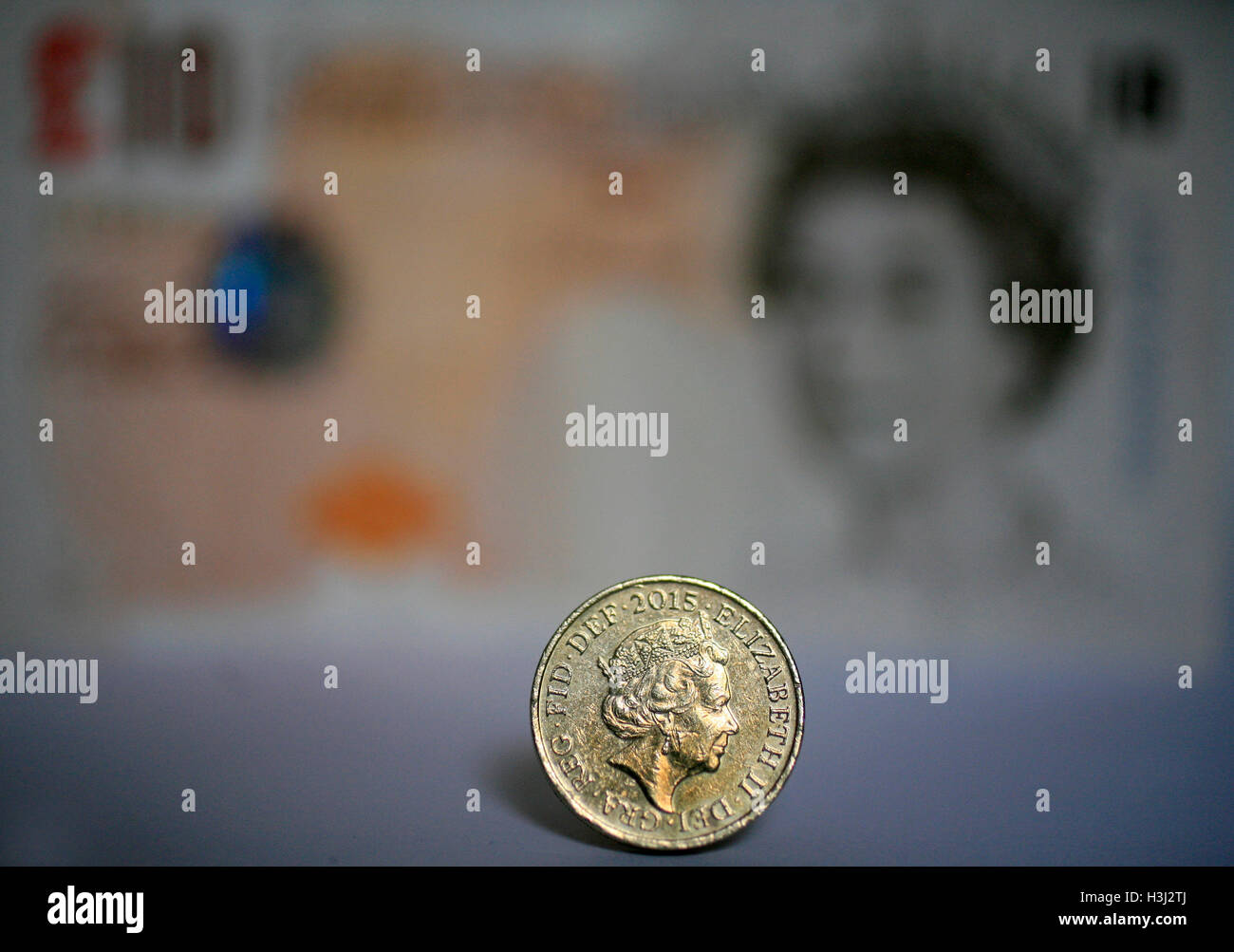 Uno britannico pound coin è visto di fronte a dieci Pound nota in uno studio fotografico, a Londra, in Gran Bretagna il 9 ottobre 2016. Foto Stock