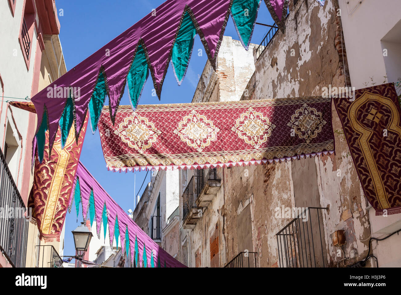 Street decorazioni con tessuti arabo a Badajoz Almossassa Festival, Spagna Foto Stock