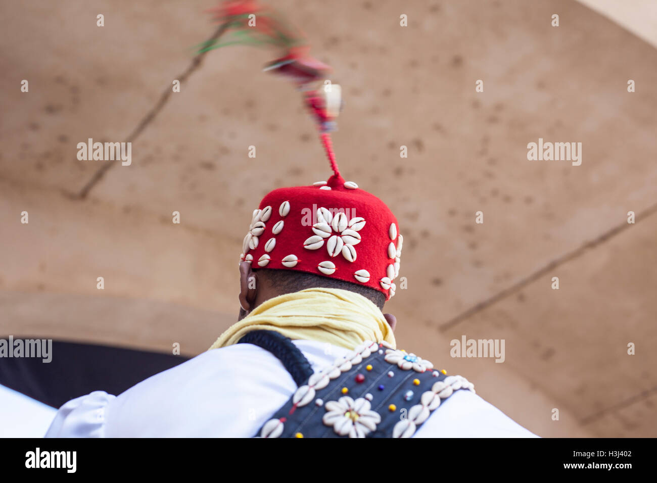 Musicista arabo la filatura il suo cappello stringa al Almossasa Festival della cultura Foto Stock