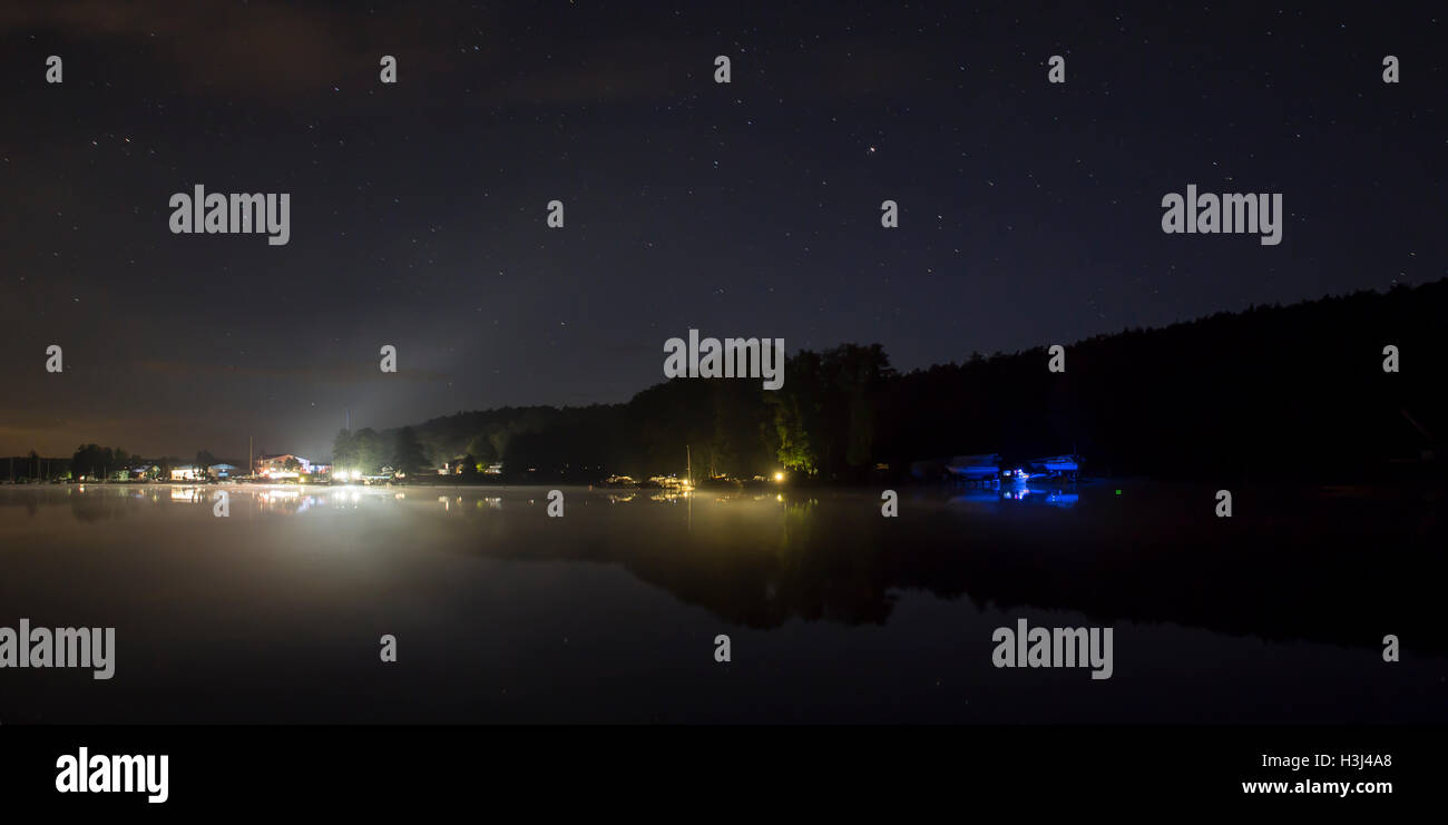Porto e starlit sky sul werbellinsee di notte Foto Stock