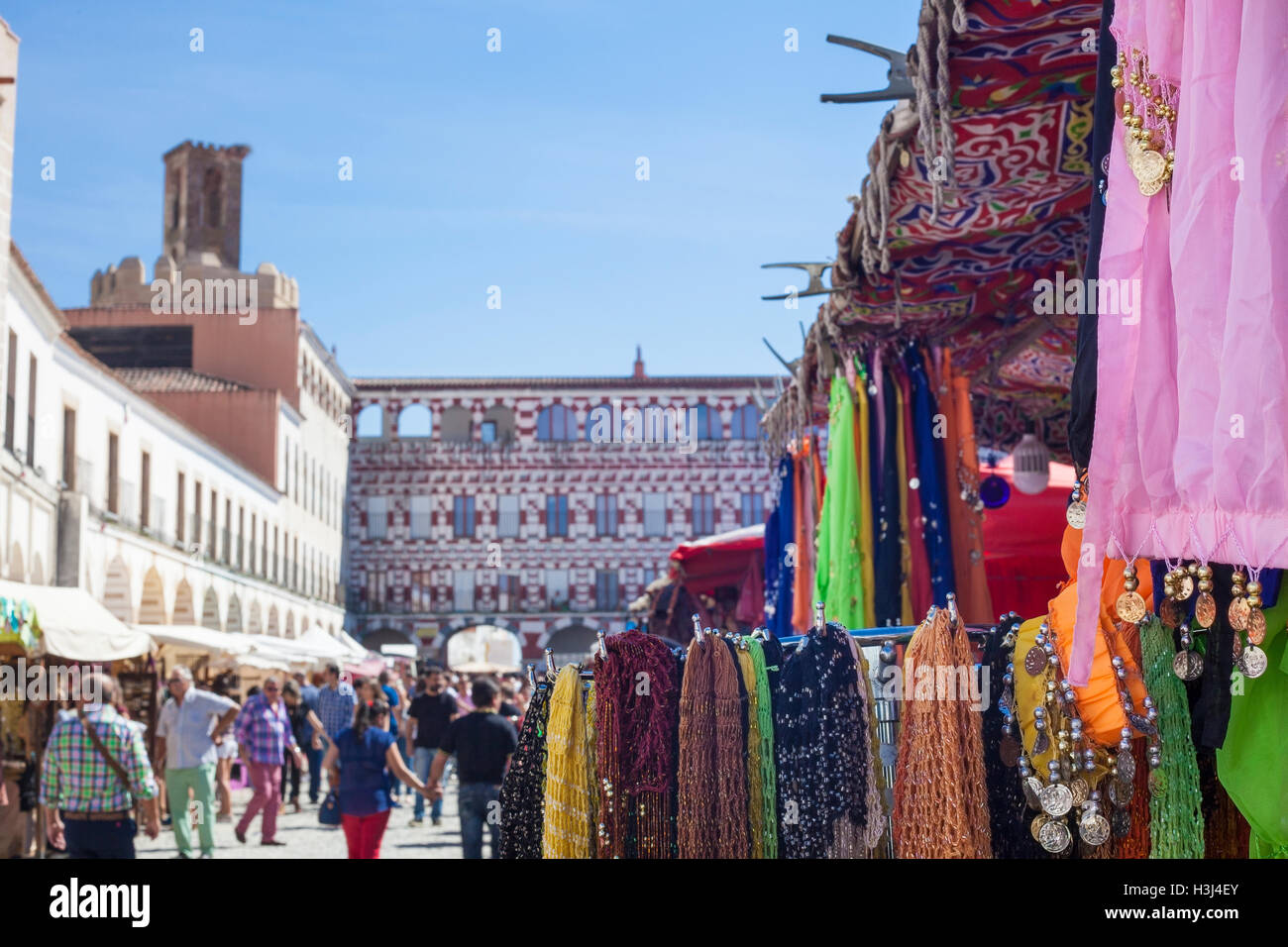 Badajoz, Spagna - 24 Settembre 2016: sciarpe con monete d oro appeso per la danza del ventre al Festival Almossassa tende Foto Stock