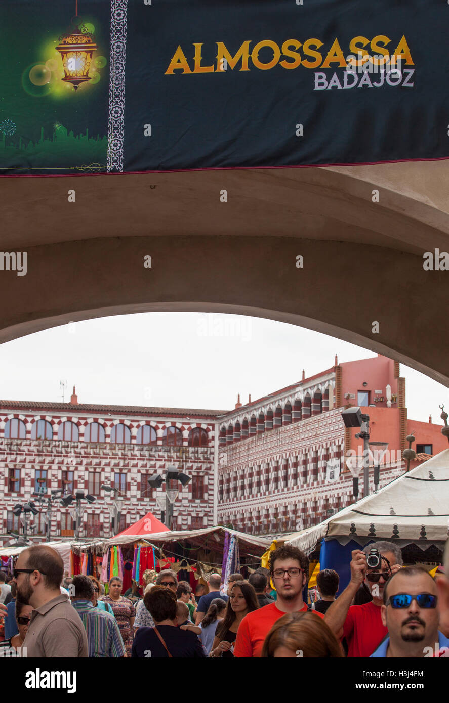 Badajoz, Spagna - 25 Settembre 2016: folla visitando festival Almossassa tende. Almossassa Festival della cultura Foto Stock