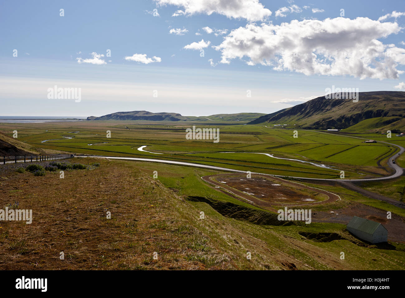 Le aziende agricole nella lussureggiante valle fertile nel sud dell'Islanda Foto Stock