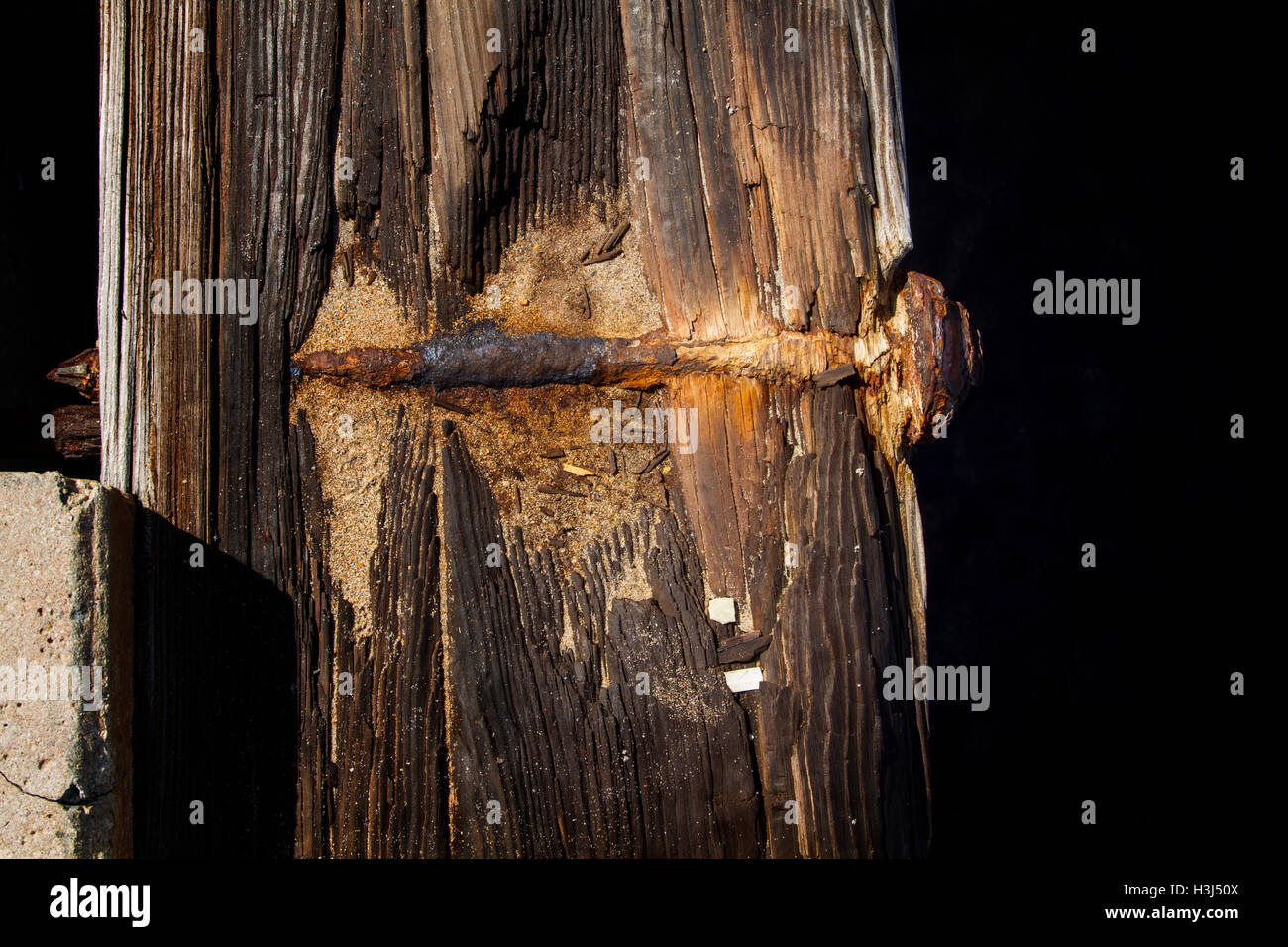 Vento, pioggia e sole hanno superato la fase di appontaggio di Hillsboro molo di ingresso come si vede da questo arrugginito vite in acciaio e legno a trama. Foto Stock