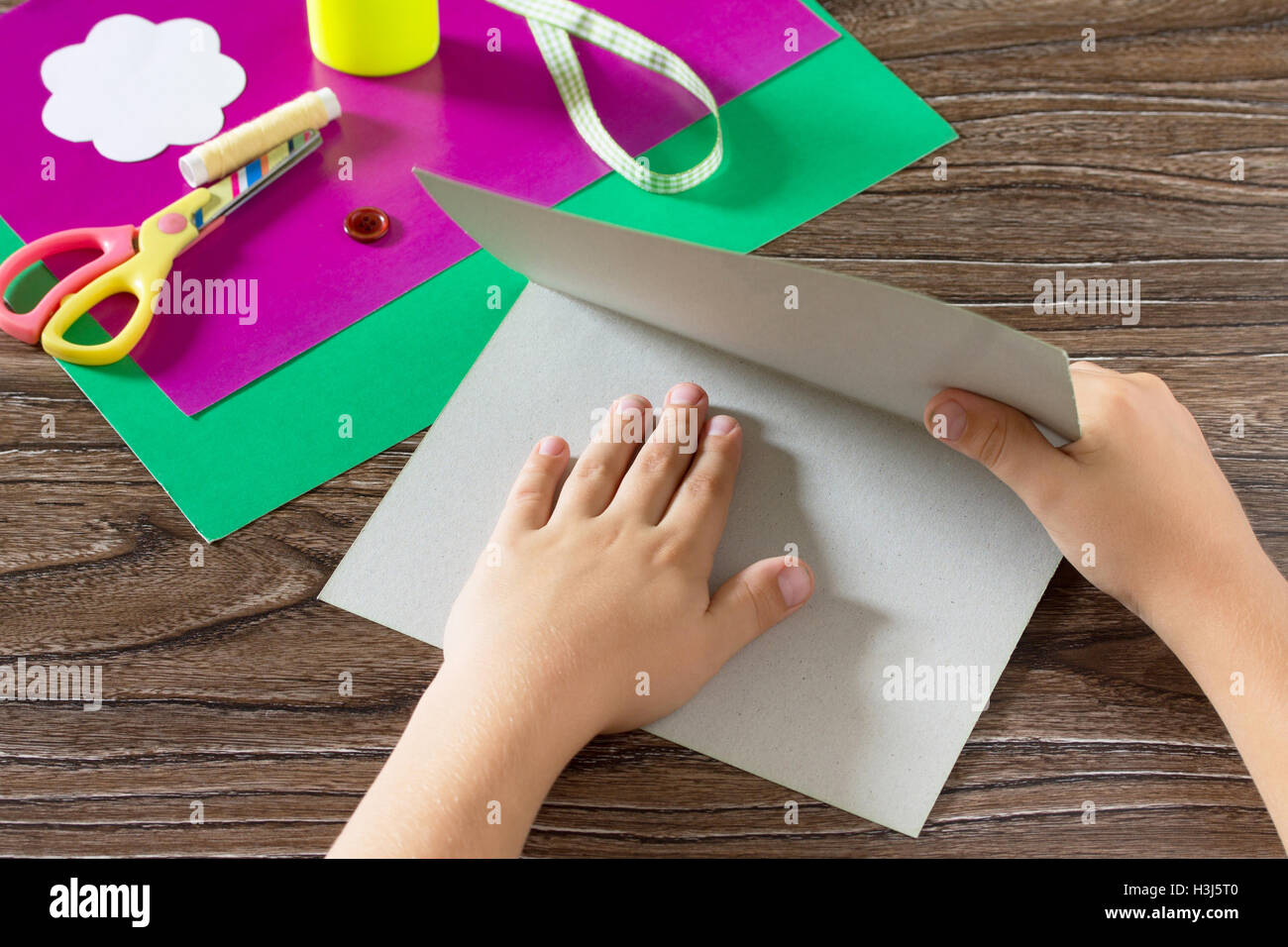 Biglietto di auguri di compleanno fatti a mano. Bambino flex i dettagli della carta. Per i bambini il progetto arte, artigianato per bambini. Foto Stock