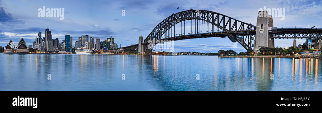 Ampio panorama di Sydney punti di riferimento della città attraverso il porto di casa in Harbour Bridge con CBD grattacieli in tra. Foto Stock