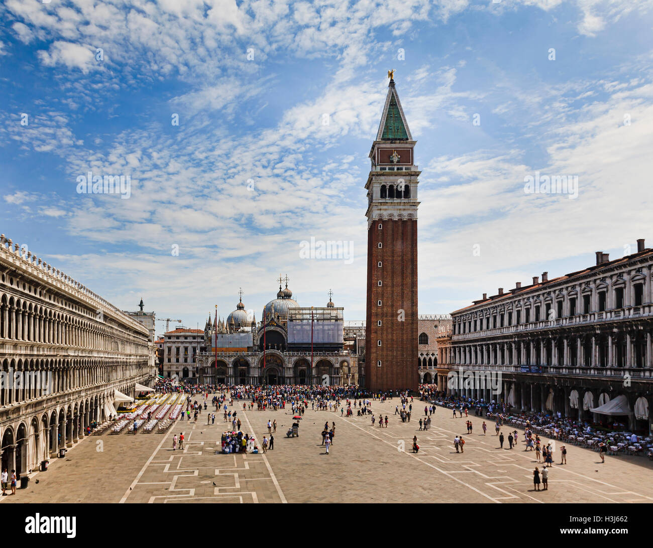 Vista in elevazione lungo piazza san marco a venezia, Italia, verso il campanile Torre campanaria e la cattedrale e palazzo Ducale su un soleggiato Foto Stock