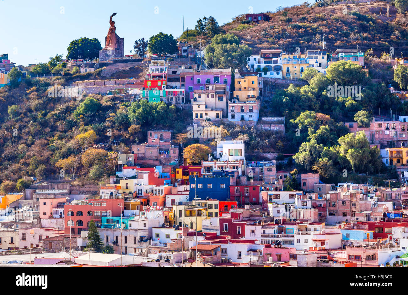 El Pipila statua molti colorato di arancione blu rosso Case di Guanajuato Messico. Hero nel 1810 guerra messicana di indipendenza Foto Stock