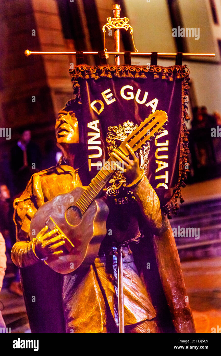 Troubadour Mariachi Guitar cantante statua Teatro Juarez notte Guanajuato Messico. Banner di banda Mariachi. Guanajuato località o Foto Stock