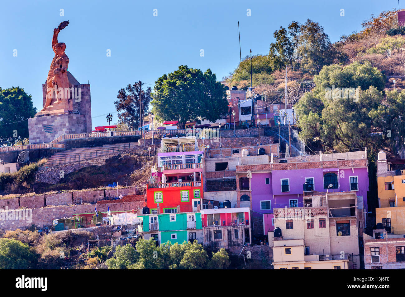 Molte case colorate El Pipila statua Guanajuato Messico. El Pipila è un eroe messicano dal 1810 guerra messicana di indipendenza. Foto Stock
