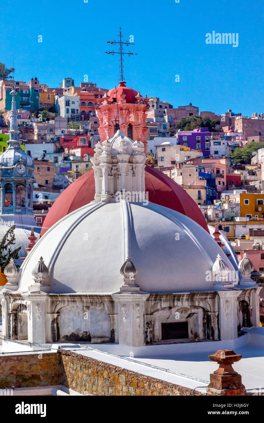 Case colorate Iglesia de San Roque San Roque mercato Chiesa Mercado Hidalgo Guanajuato, Messico Foto Stock