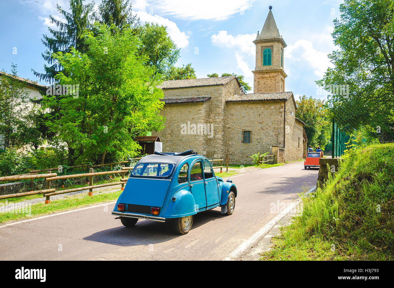Italia in viaggio con auto d'epoca viaggi chiesa di campagna Foto Stock