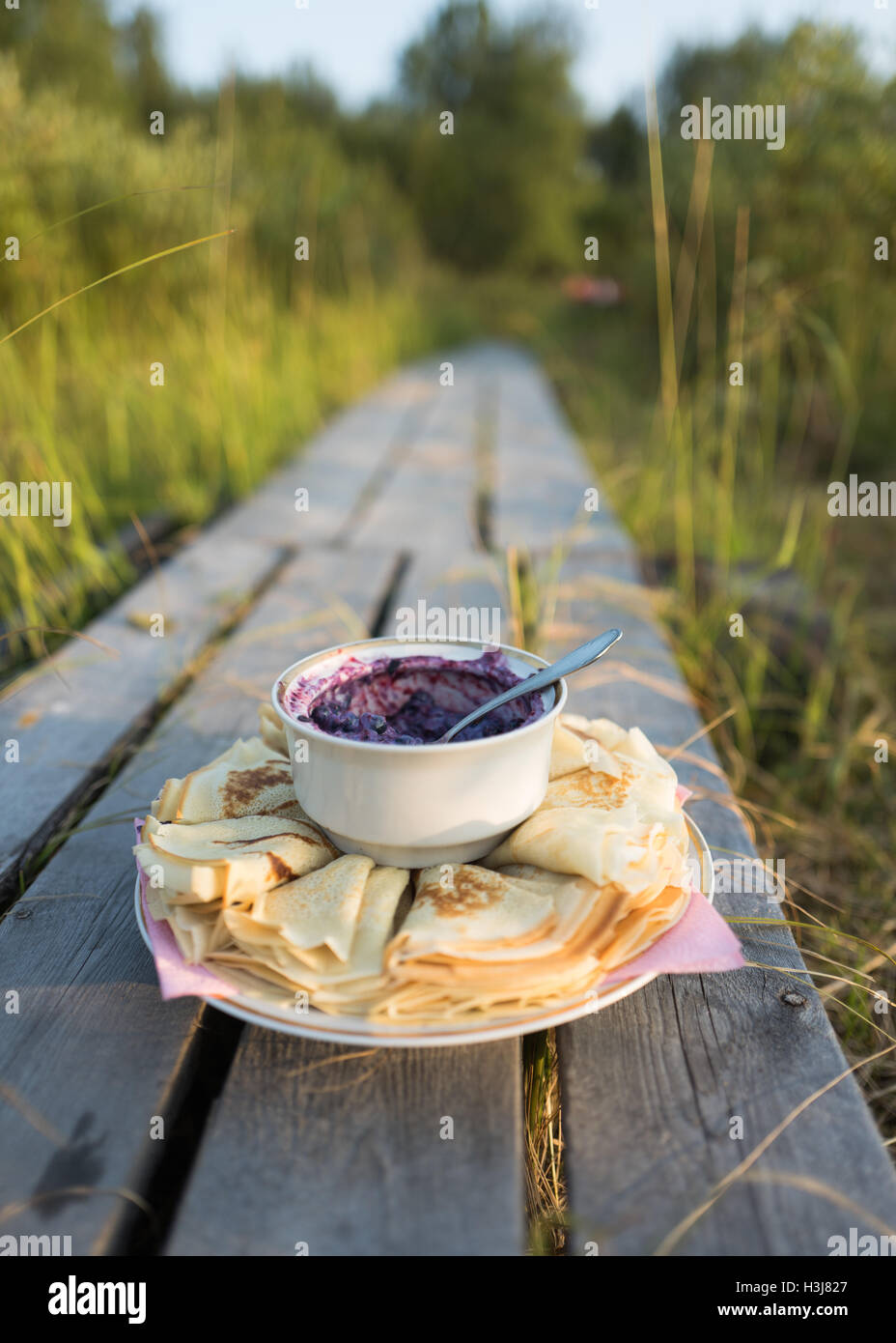 Frittelle Russe con confettura di mirtilli sullo splendido sfondo Foto Stock