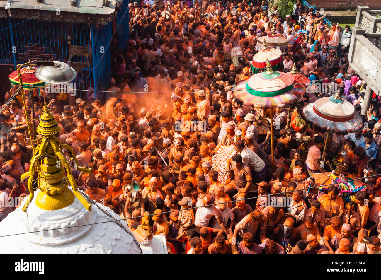 Sindoor Balkumari Jatra, un festival è celebrato in Thimi come parte di Bisket Jatra (il nepalese Nuovo Anno) osservate da Newari pers Foto Stock