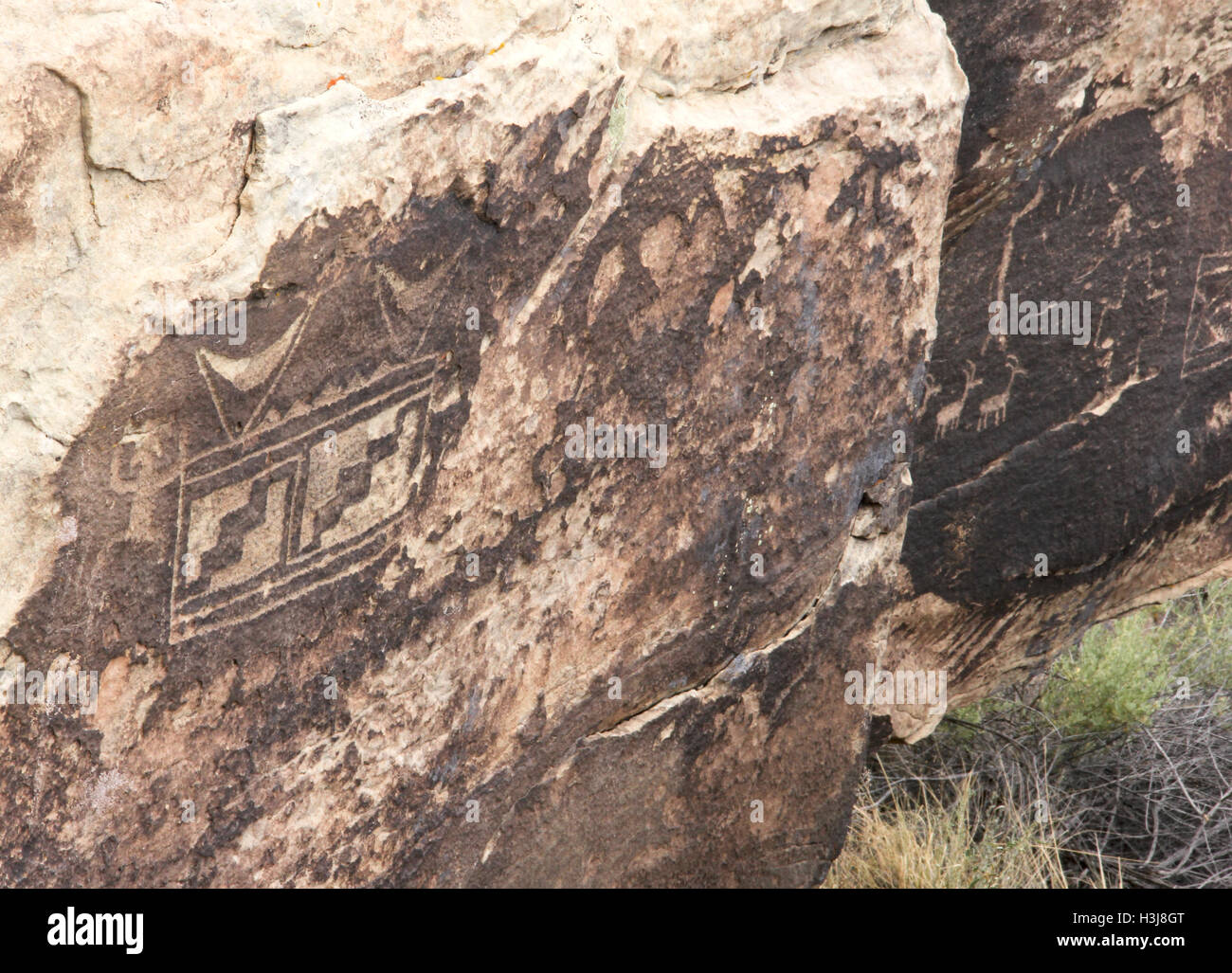 Indiano antico pittogrammi su un masso nel deserto di Sonora di Arizona Foto Stock
