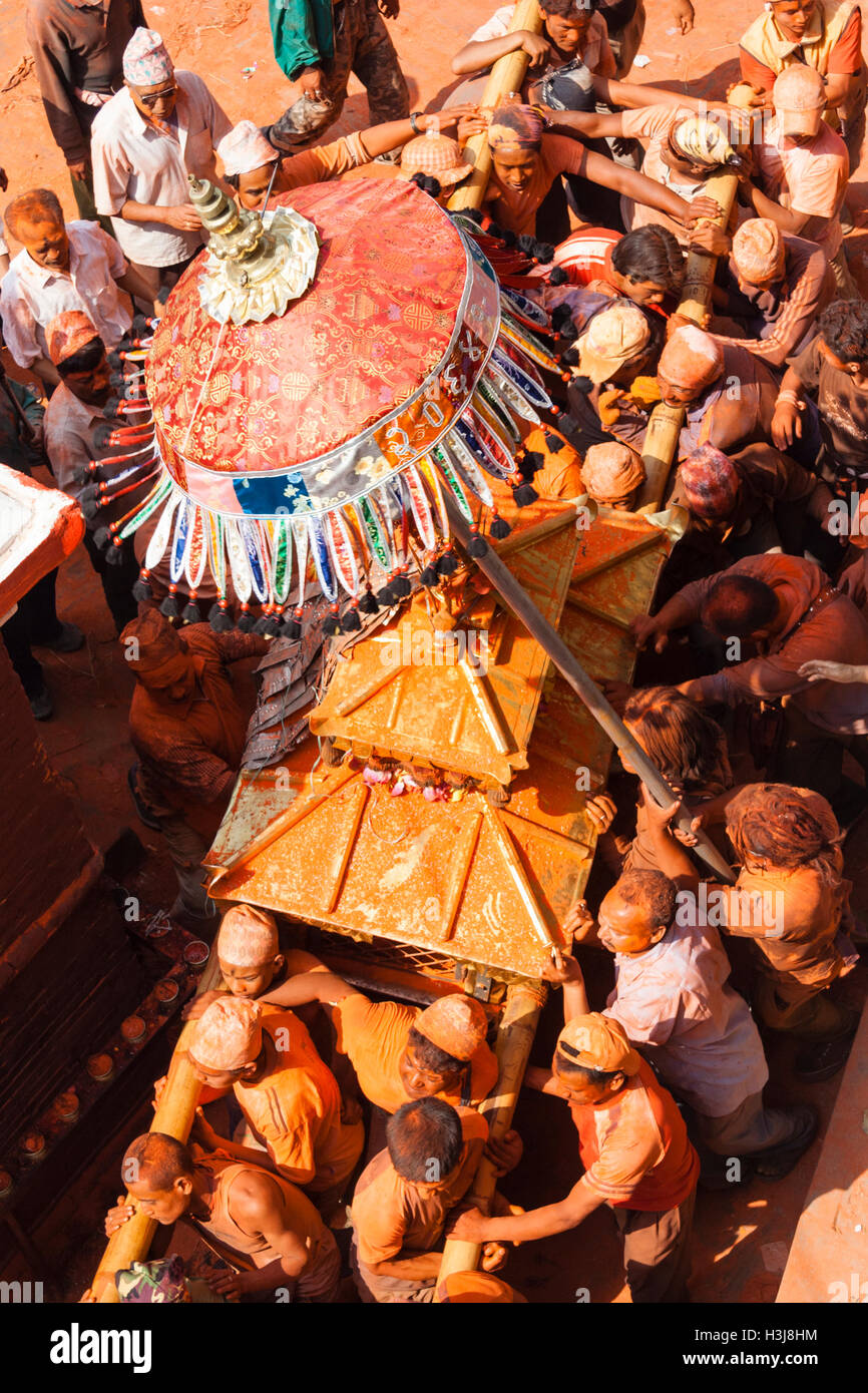 Sindoor Balkumari Jatra, un festival è celebrato in Thimi come parte di Bisket Jatra (il nepalese Nuovo Anno) osservate da Newari pers Foto Stock