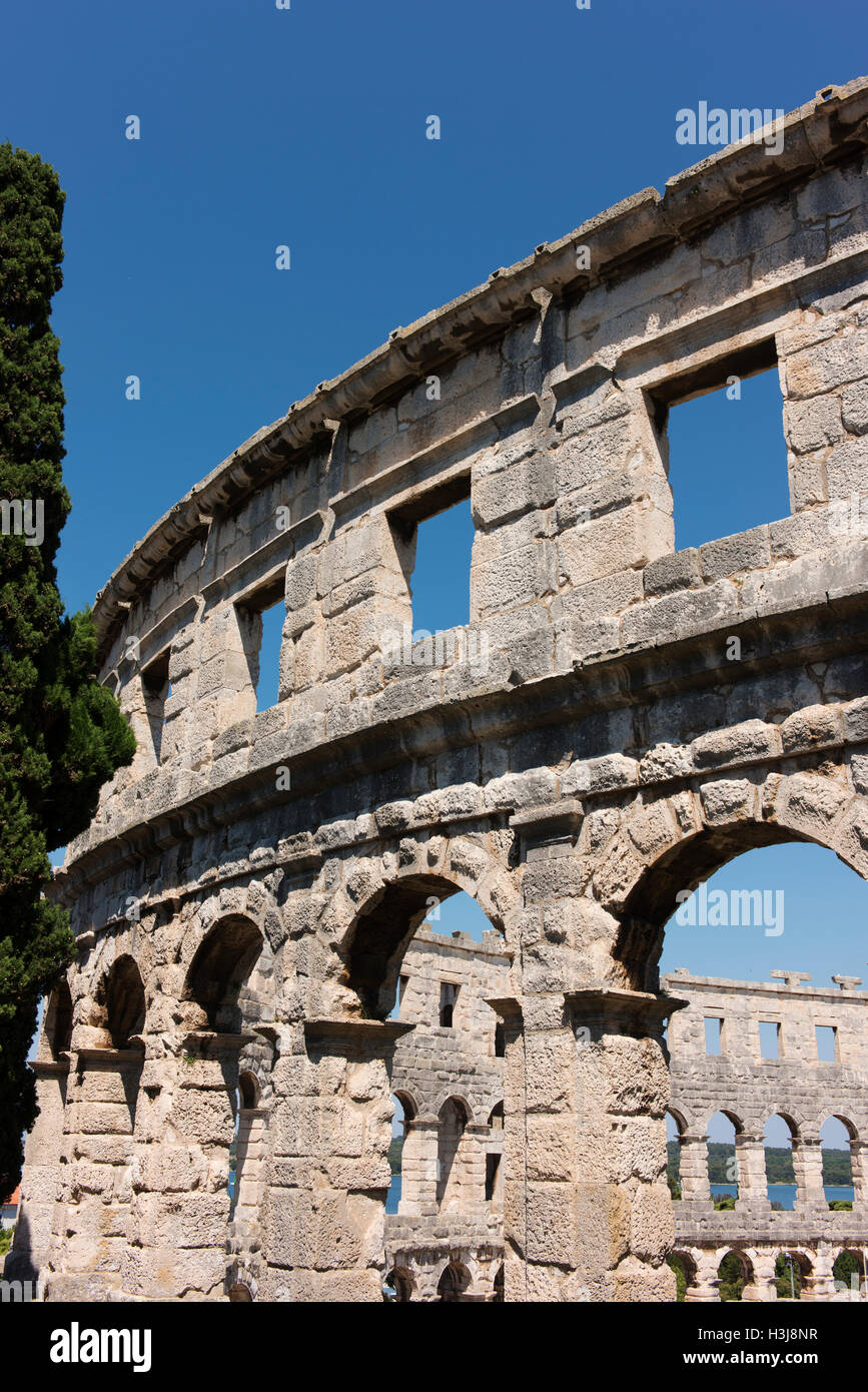 Pula anfiteatro romano, localmente noto come Arena, è ancora in uso. Foto Stock