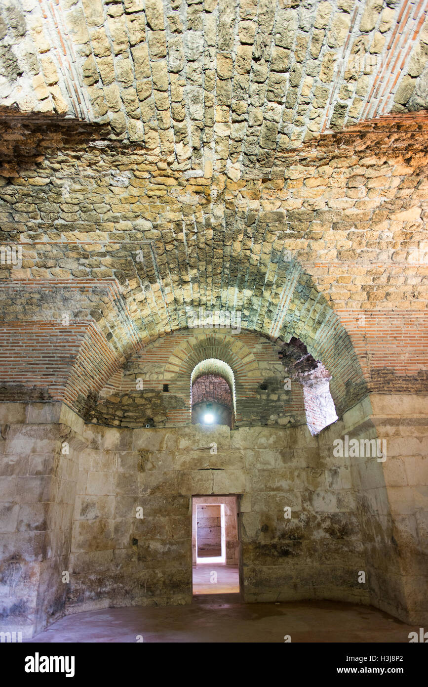Sale del seminterrato sotto il palazzo di Diocleziano dove alcune scene dal gioco di troni serie sono state filmate. Foto Stock