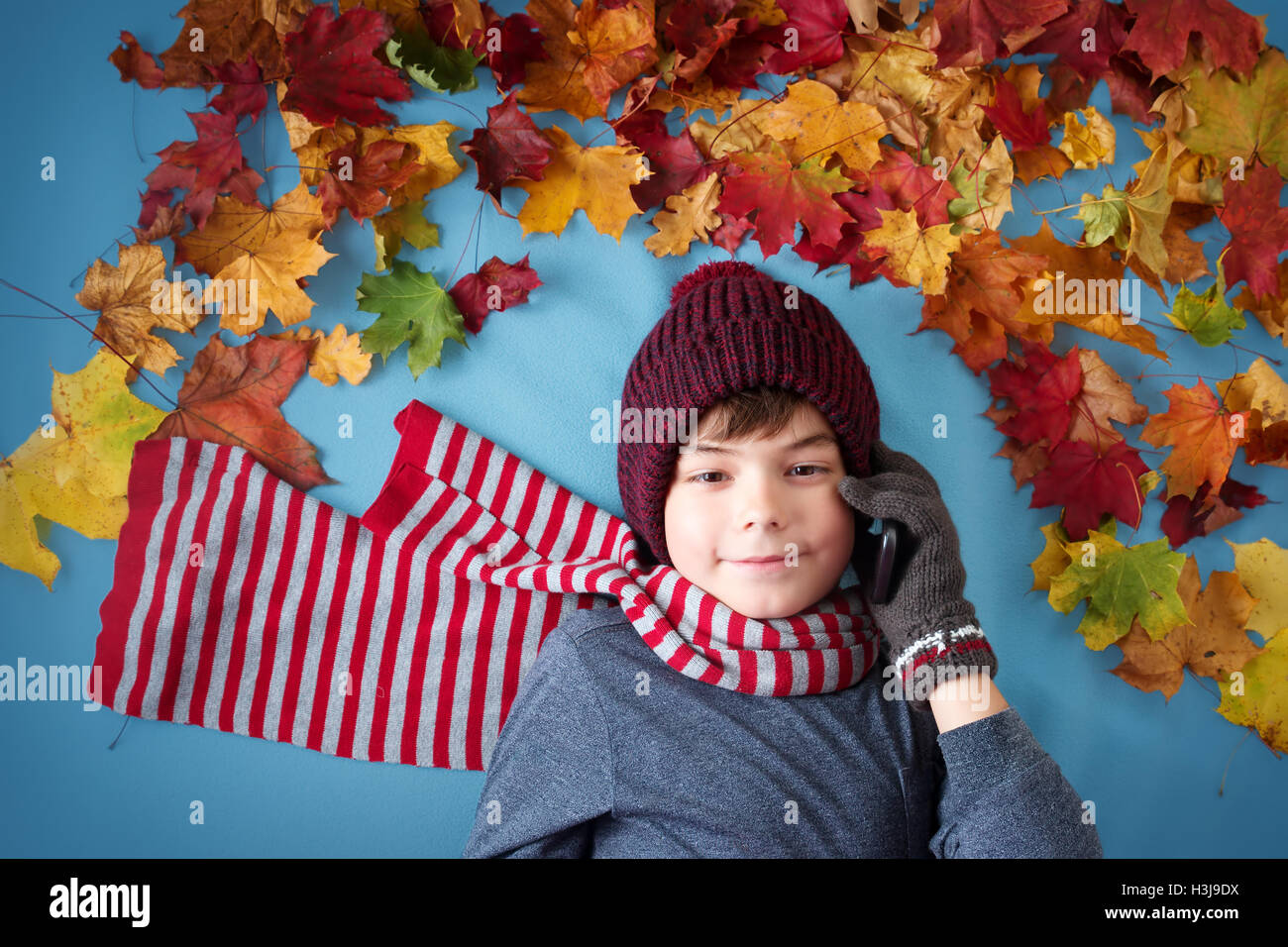 Sette anni vecchio ragazzo di sognare in autunno Foto Stock