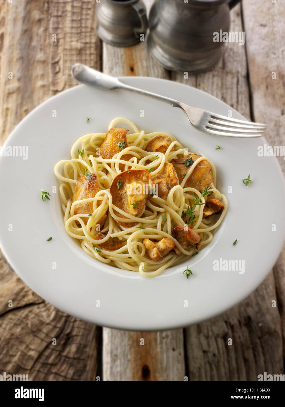 Cotti organico wiild farina di semola rimacinata (hydnum repandum) o fungo di hedgehog con spaghetti Foto Stock