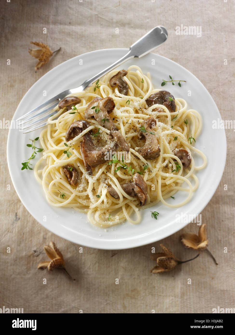 Saltate organico selvatici Pied Bleu di funghi (Clitocybe nuda), Blewit o blu piedi funghi cotti nel burro con gli spaghetti Foto Stock