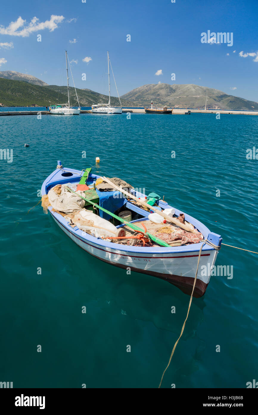 Un greco la pesca in barca è ormeggiata nel porto di Sami. Foto Stock