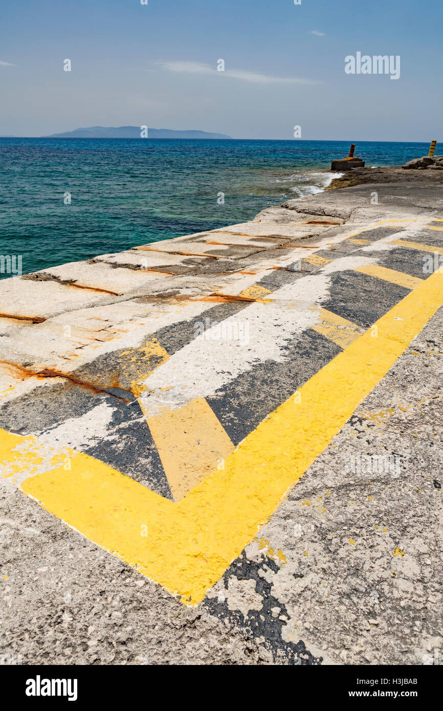 Pessada al porto dei traghetti, Cefalonia, con Zakinthos in distanza. Foto Stock