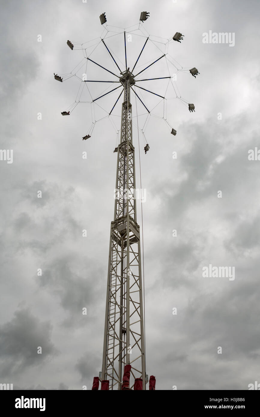 Una star flyer sky swing fairground ride gira in alto sopra il terreno in corrispondenza di tre contee Visualizza Foto Stock
