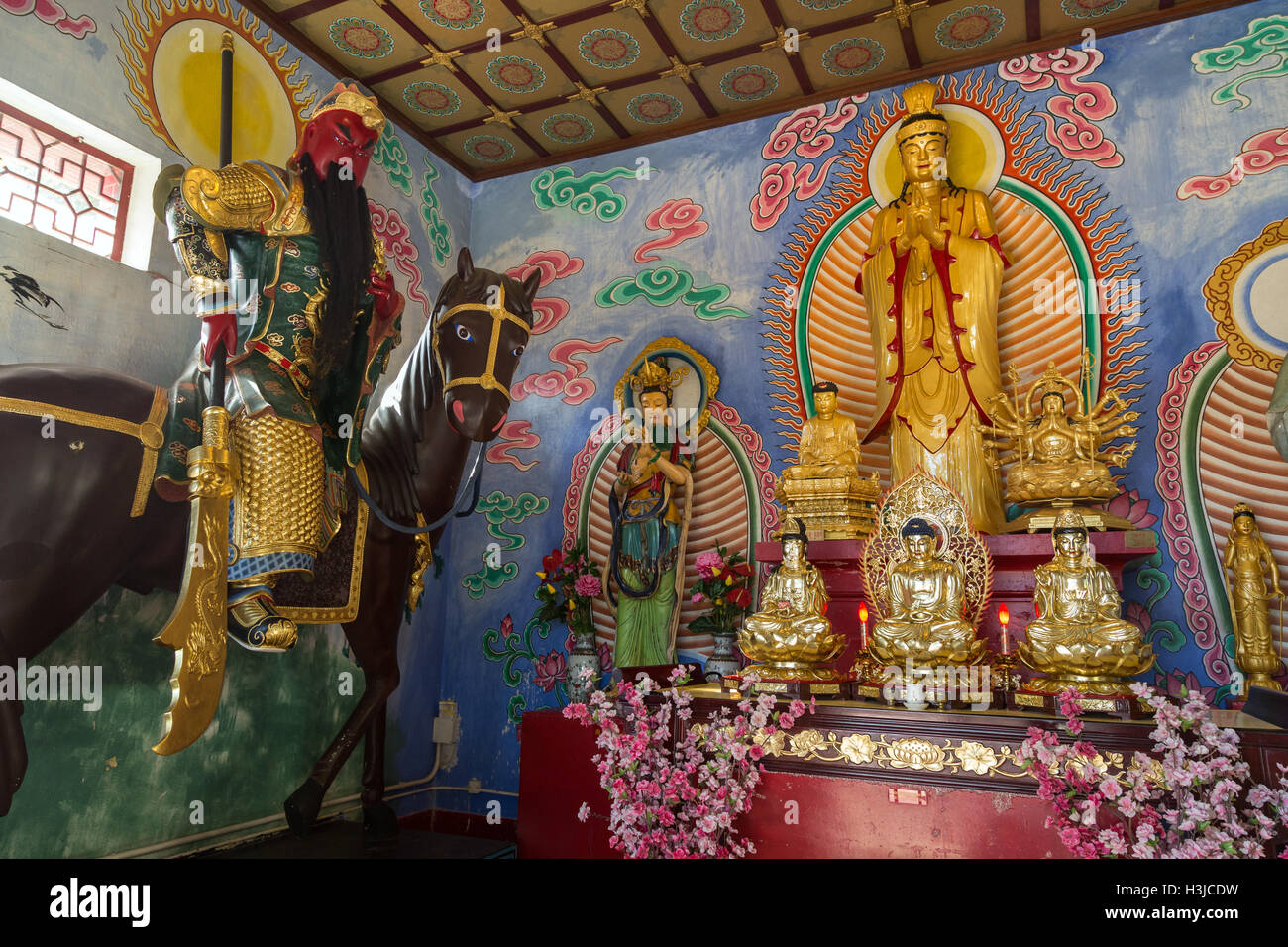 Cavallo bodhisattva e statue di Buddha nel Avalotiskesvara (Kwun Yam) Casa presso il Monastero dei Diecimila Buddha in Hong Kong. Foto Stock
