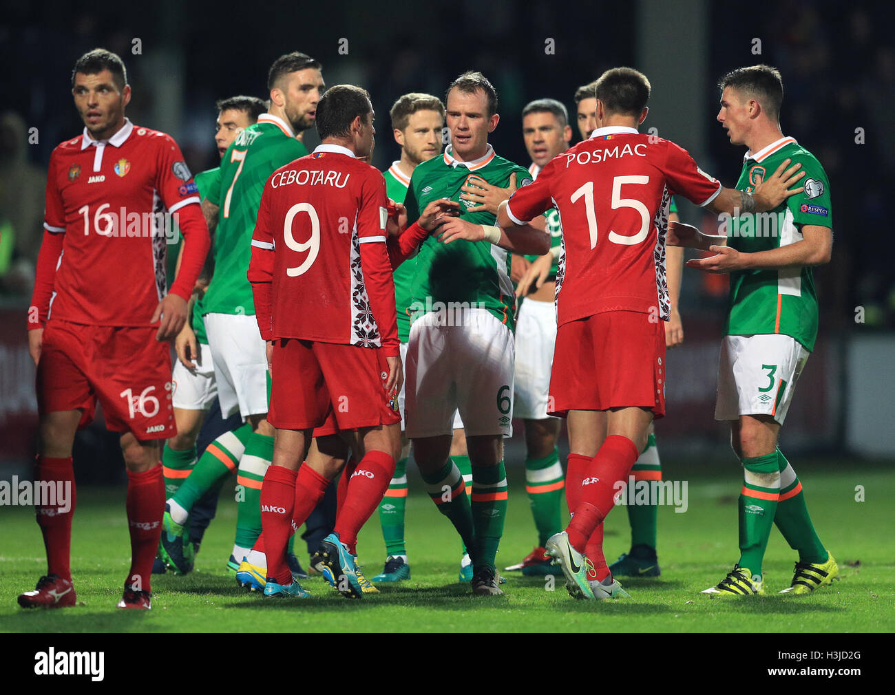 Modera flare tra Repubblica di Irlanda e la Moldavia i giocatori durante 2018 FIFA World Cup qualifica, Gruppo D al Zimbru Stadium, Chisinau. Foto Stock