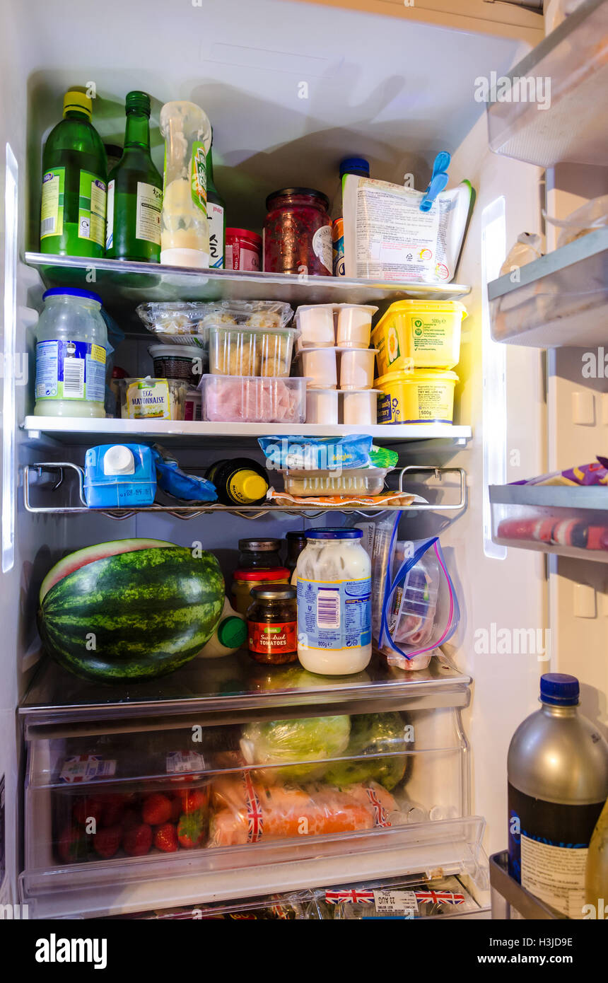 Un frigo pieno di cibo Foto stock - Alamy