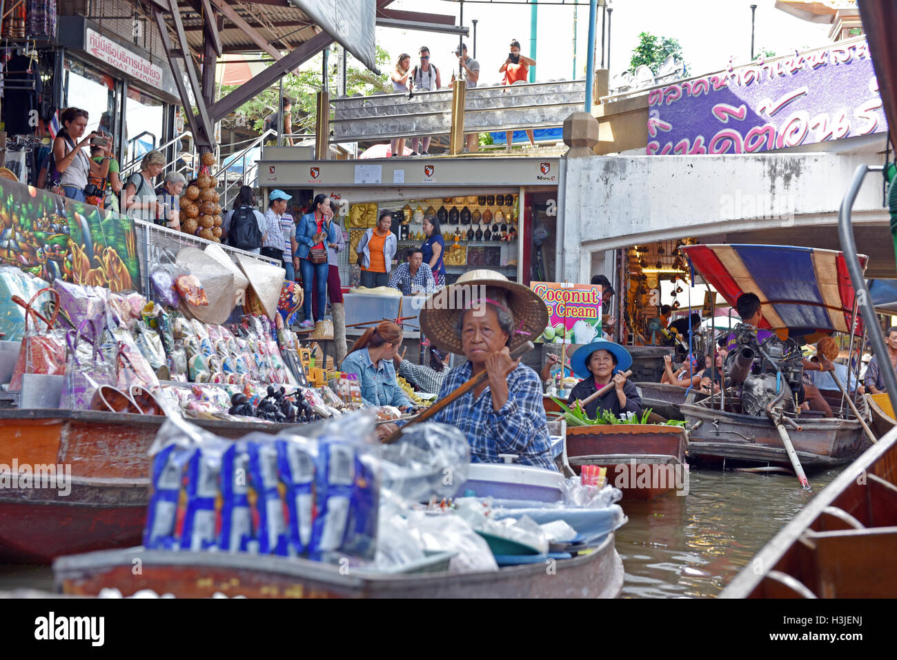 Tradizionalmente condita fornitori paddle loro canoe intorno al Mercato Galleggiante di Damnoen Saduak, vicino a Bangkok, in Thailandia Foto Stock