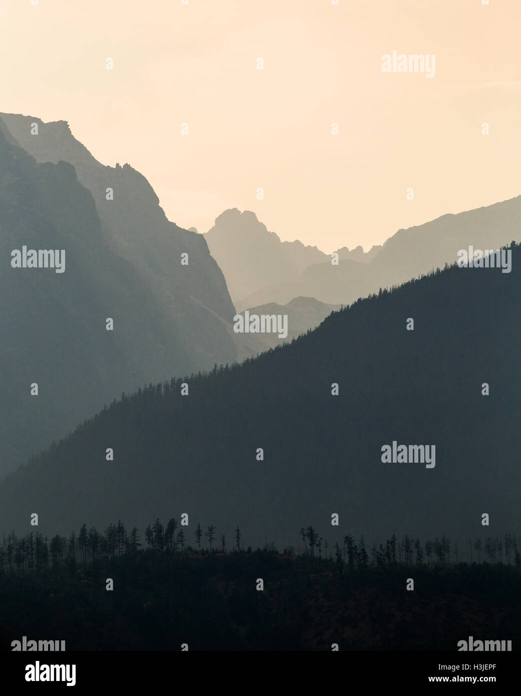 Evidenziate i picchi rocciosi della montagna Foto Stock