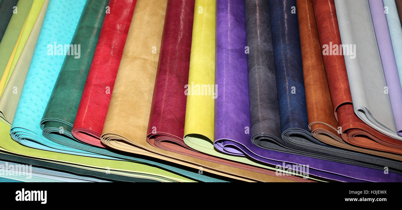 Molti faux colorata pelli per la vendita in officina Foto Stock